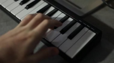 Bir el sintezatörde müzik çalar. Profesyonel piyanist. Piyanistin elleri profesyonel olarak piyano çalıyor. Man synthesizer klavyesini çalıyor.