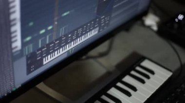 Müzik düzenleme ve yazma için program arayüzü ekranında göster. Bir müzisyenin, bestecinin işyeri.