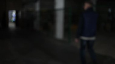 Karanlık bir koridorda yürüyen bir adam. Evdeki yürüyen bir insanın bulanık silüeti..