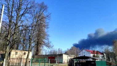 Ukrayna 'nın kuzeyindeki Kyiv yakınlarındaki Ukrayna şehri Chernihiv' e düzenlenen bombalı saldırıdan sonra duman sütunu. Şehrin altyapısı düşman uçak birlikleri ya da topçu birlikleri tarafından saldırıya uğradı. Rusya 'nın Ukrayna' ya karşı savaşı.