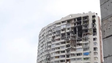 Ukrayna 'nın kuzeyinde, Kyiv yakınlarında Ukrayna' nın Ukrayna şehrinde yıkık dökük, çok katlı bir evin videosu. Rusya 'nın Ukrayna' ya karşı savaşı sırasında yıkıntılar.