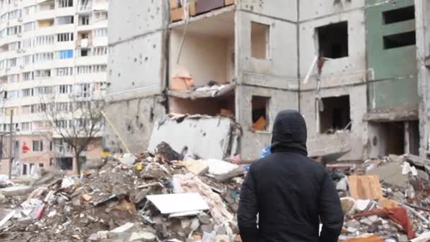 Visão Traseira Homem Fora Edifício Destruído Após Ataque Aéreo Exército — Vídeo de Stock