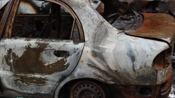 Καμένα Και Κατεστραμμένα Αυτοκίνητα Αμάχων Αποτέλεσμα Στρατιωτικής Επίθεσης Στην Ουκρανία — Αρχείο Βίντεο