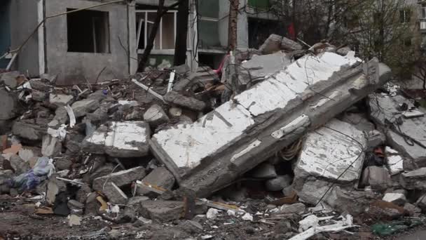Murer Med Ødelagte Boliger Ruiner Russlands Krig Mot Ukraina Ødelagt – stockvideo