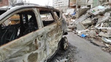 Chernihiv, Ukrayna - 17 Nisan 2022: Ukrayna 'ya yapılan askeri saldırı sonucunda sivillerin arabaları yakıldı ve hasar gördü. Rusya Ukrayna savaşına karşı.