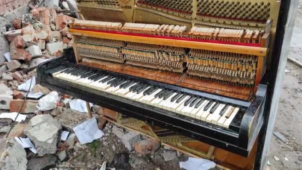 Chernihiv Ukraine April 2022 Russia War Ukraine Destroyed Piano Thrown — Video