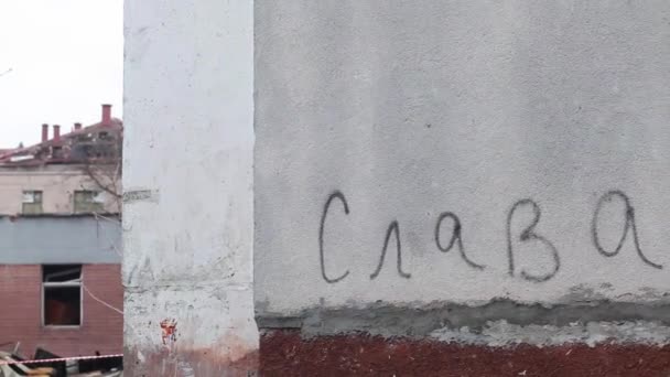 Chernihiv Ukraine April 2022 Inscription Glory Ukraine Wall Damaged House — Vídeo de stock