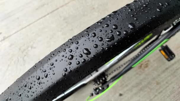 雨水が自転車のフェンダーに落ちる 雨の中自転車に乗る — ストック動画