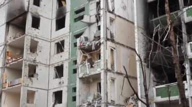 Havaya uçtu ve evi yaktı. Savaşın yıkımı. Ukrayna savaşı.