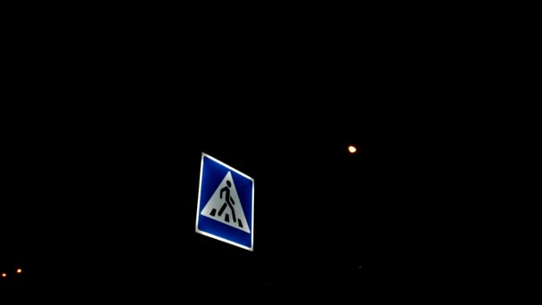 Blick Auf Das Straßenschild Bei Nacht Straßenschilder Überqueren Die Straße — Stockvideo