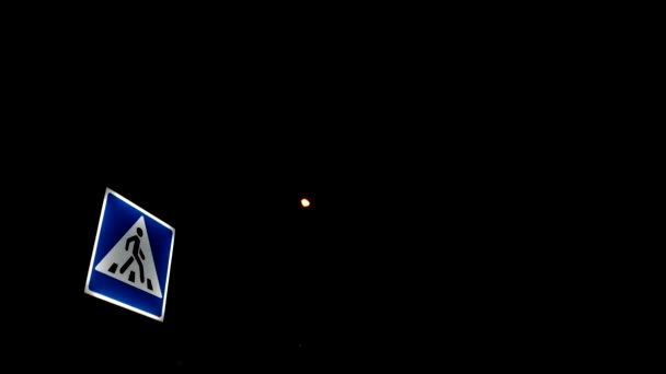 Πινακίδα Διέλευσης Πεζών Άποψη Της Οδικής Πινακίδας Νύχτα Οδική Πινακίδα — Αρχείο Βίντεο