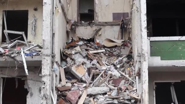 Vista Fachada Del Edificio Residencial Destruido Después Del Bombardeo Ciudad — Vídeo de stock