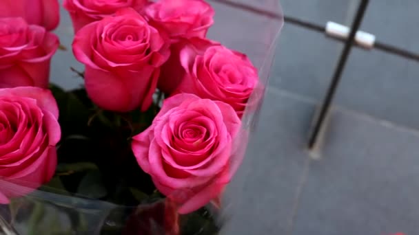 Bukett Rosa Roser Blomster Nærmiljøet Butikken – stockvideo