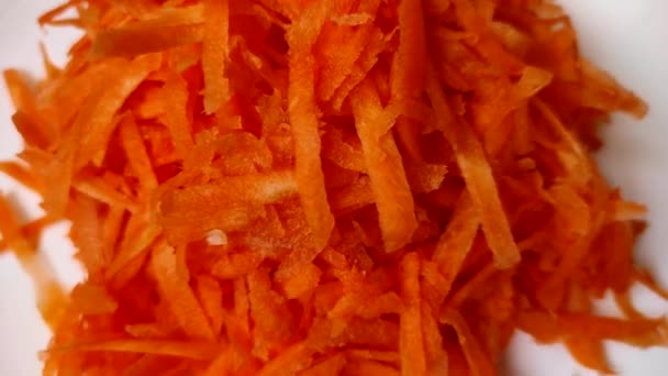 Тертая Морковь Близко Вращается Медленно Тарелке Кадры Склада — стоковое видео