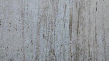 Kirli lekeli beyaz duvar. Beton duvarın dokusu aşınmalarla bembeyaz. Çatlaklarla, deliklerle ve diğer kusurlarla boyanmış beton duvarlar..