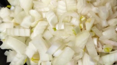 Yakından bakınca dilimlenmiş soğan siyah bir tabakta döner..