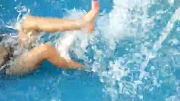 Boy Splashing Water His Feet Pool Summer Vacation Concept Water — Vídeo de stock