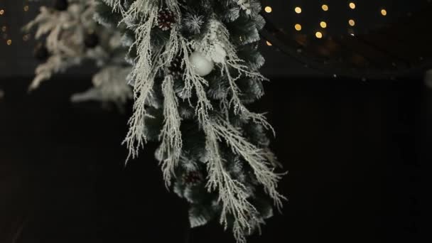 Süslü Zarif Bir Noel Ağacının Dibinde Noel Topları Yanıp Sönen — Stok video