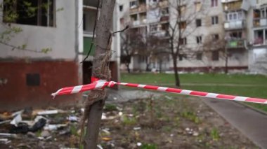 Rus uçakları Ukrayna şehrini bombaladıktan sonra yıkılan bir yerleşim yerinin yakınındaki kırmızı-beyaz sinyal bandının kapatılması. Şehrin kalıntıları Chernihiv terörist saldırılar, bombalamalar.