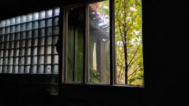 Egy Régi Elhagyatott Épület Belseje Egy Szoba Egy Épületben Törött — Stock videók