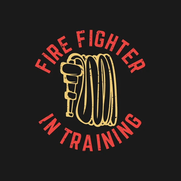 消防ホースと黒の背景ヴィンテージイラストで訓練中のTシャツデザイン消防士 — ストックベクタ