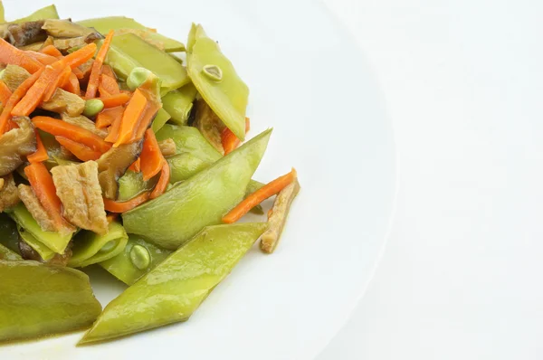 Guisantes verdes fritos con zanahoria, champiñones y proteína vegana vegetariana — Foto de Stock