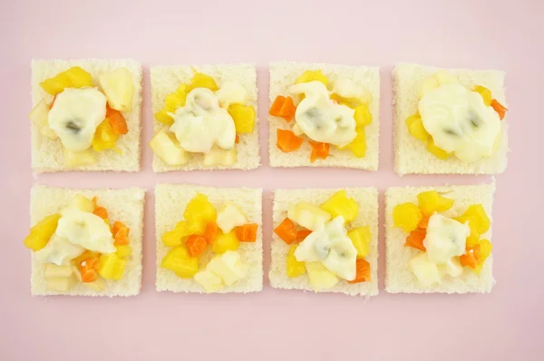 Kanapka mango apple marchew ogórek chleb w plasterkach — Zdjęcie stockowe