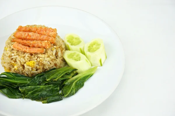 Krewetki smażone ryżu wegetariańska z białym tłem — Zdjęcie stockowe
