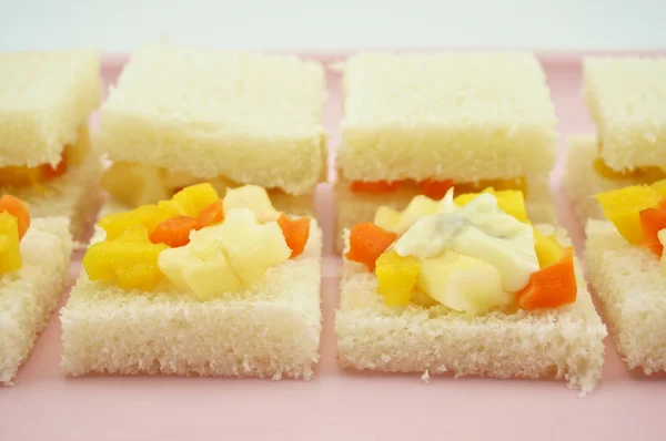 Pequeno sanduíche manga maçã cenoura pepino pão fatiado creme salada — Fotografia de Stock