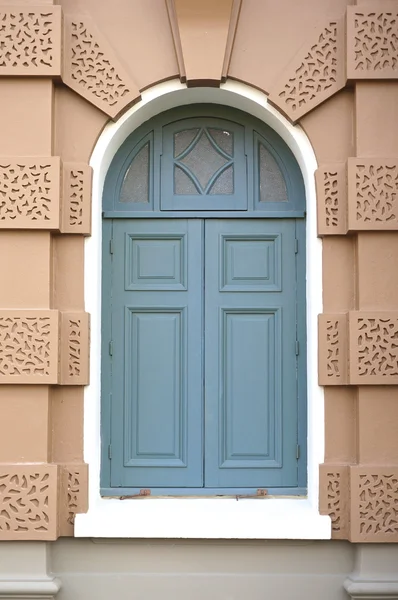 Blue window in brown wall at Grand Palace — Stock Photo, Image