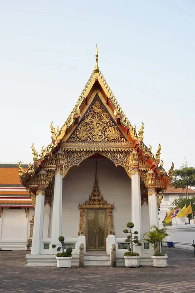 在金黄色和红色装饰的教会在扫管笏卧佛寺 — 图库照片