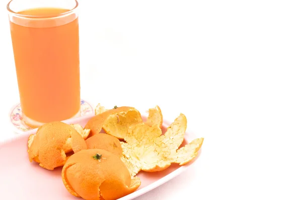 Sumo de laranja frio com casca na bandeja — Fotografia de Stock