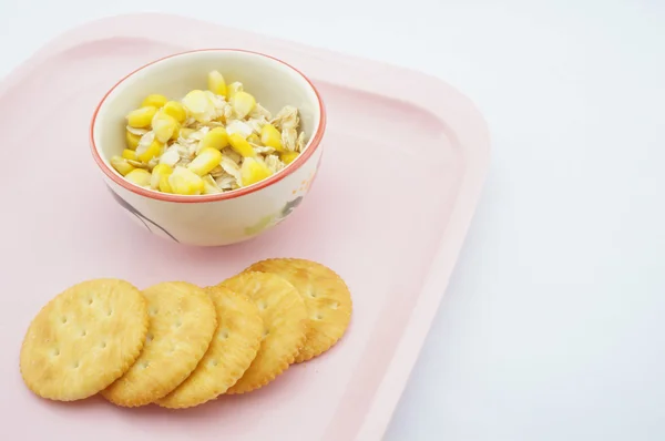 Mezclar maíz, avena y leche condensada azucarada en bandeja rosa — Foto de Stock