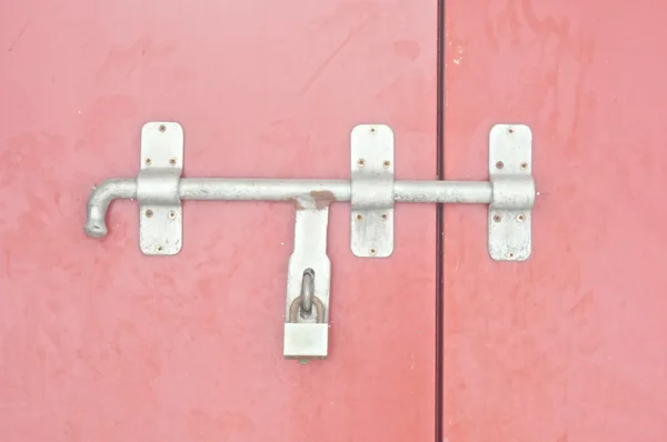 Red antique door was locked — Stock Photo, Image