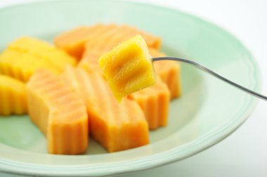 papaya ve mango yiyen