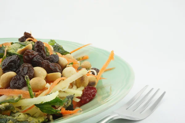 Ensalada con pasas de tomate zanahoria y nuez —  Fotos de Stock