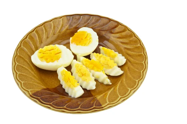 Ovos cozidos cortados isolados sobre fundo branco — Fotografia de Stock