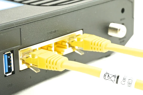 Router modem via cavo con lan giallo — Foto Stock