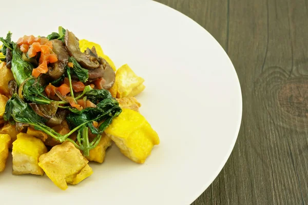 Tofo fried with carrot basil mushroom — Stock Photo, Image