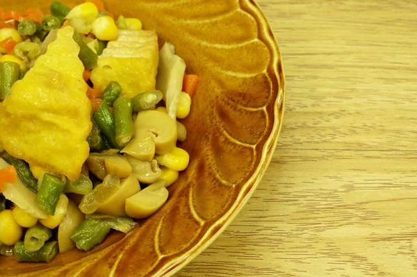 Tofu fried carrot champignon mushroom corn vigna unguiculata sesquipedalis on dish — Stock Photo, Image