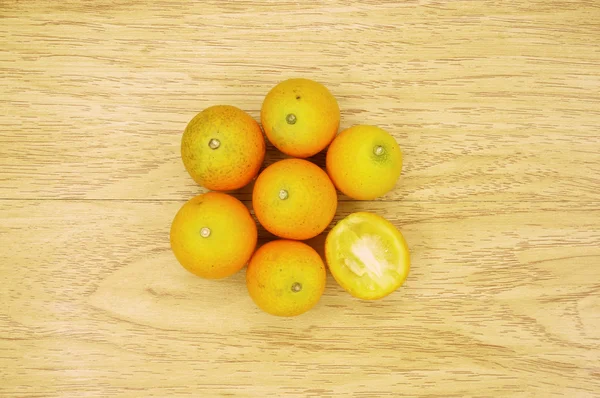 Piccola arancia e affettata — Foto Stock
