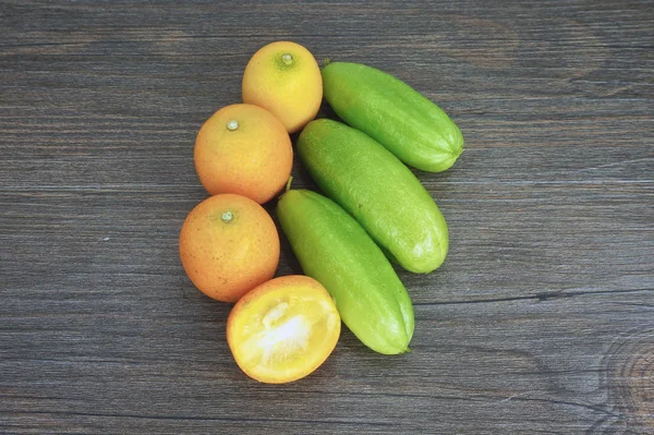 Averrhoa bilimbi y fondo de madera naranja — Foto de Stock