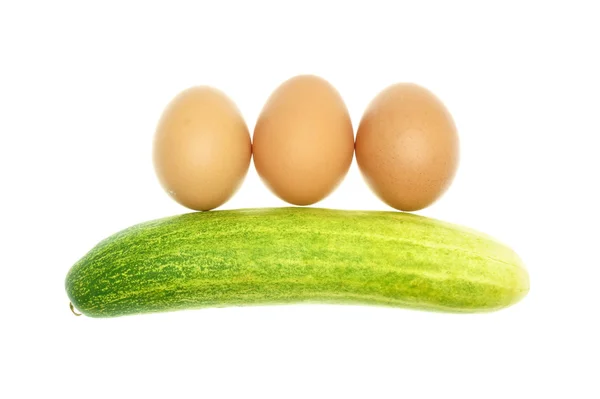 Düz koymak yumurta ve izole salatalık — Stok fotoğraf