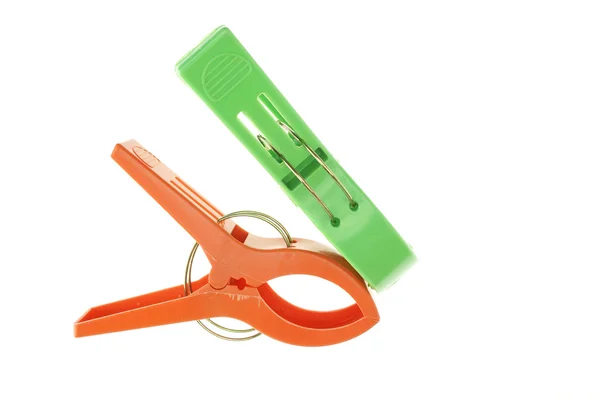 Grote groen en oranje wasknijpers geïsoleerd — Stockfoto