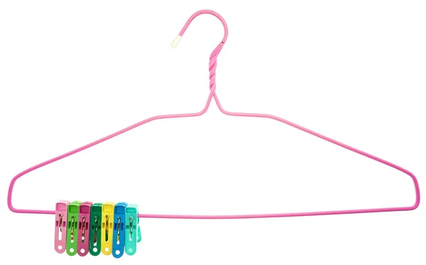 Kleurrijke wasknijpers geklemd voor roze hanger geïsoleerd — Stockfoto