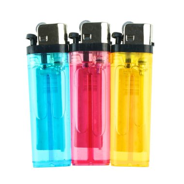izole sarı plastik çakmak düzenlenmiş kırmızı mavi