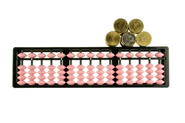 Abacus retro calcolatrice Giappone con monete d'oro e d'argento isolate — Foto Stock