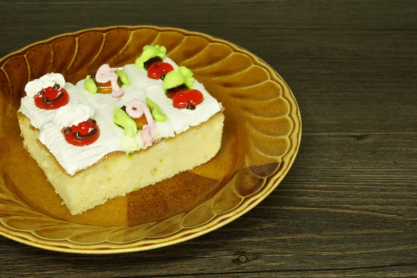 Slice cake topping as fruit and animal — Stock Photo, Image