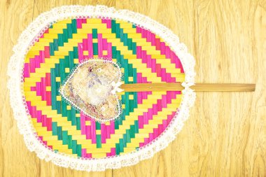 açık renkli örgü darbe kafur aroması