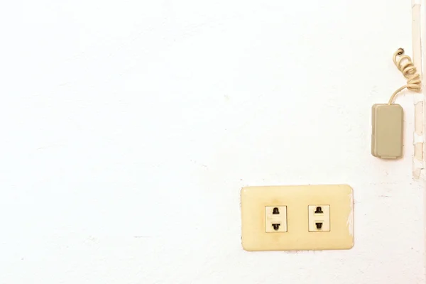 Gamla plug och telefonen koppla boxen på väggen — Stockfoto